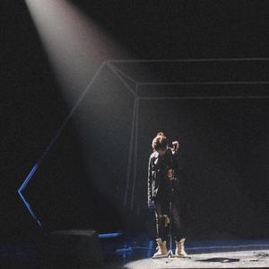 偷拍走光露出在线播放
