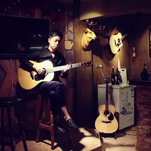 偷拍走光露出在线播放
